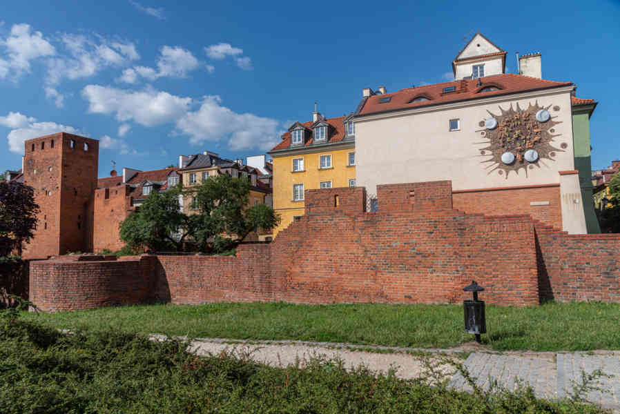 Polonia - Varsovia 078 - murallas medievales.jpg